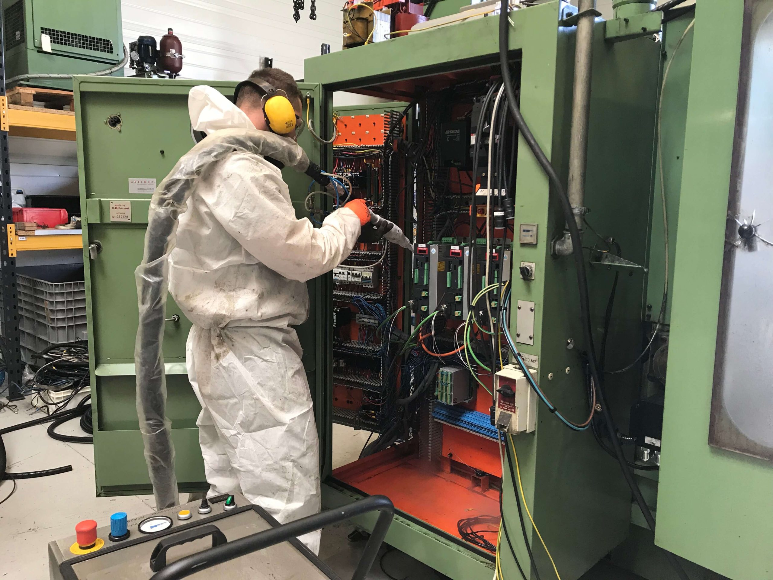 Droogijsreiniging van schakelkasten