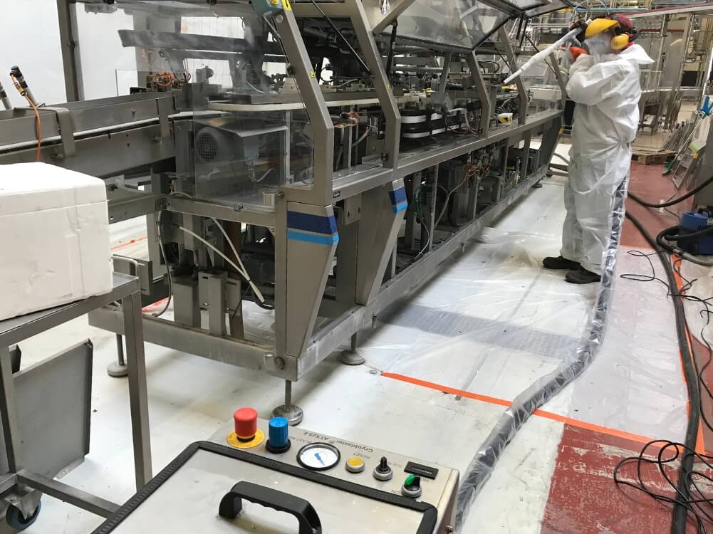 Industrieel droogijsreinigen van een verpakkingsmachine in een voedselverwerkingsfabriek