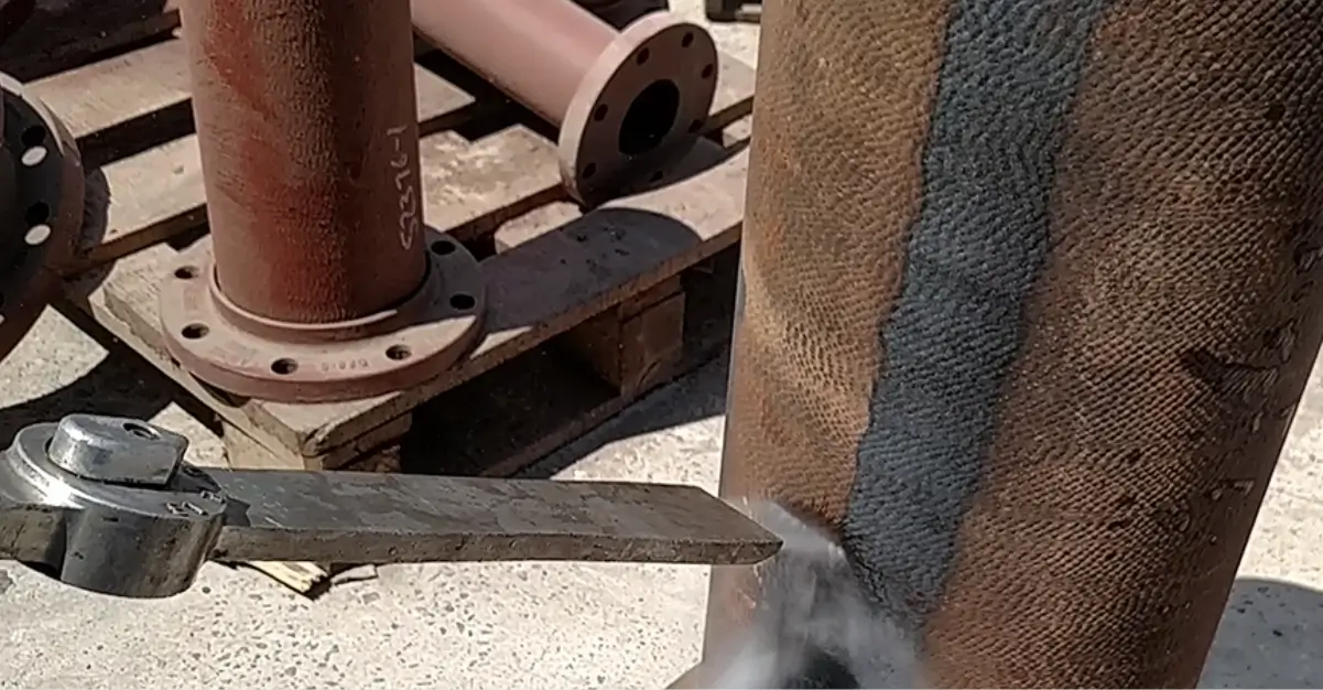 Roest verwijderen van een industriële leiding met droogijsstralen